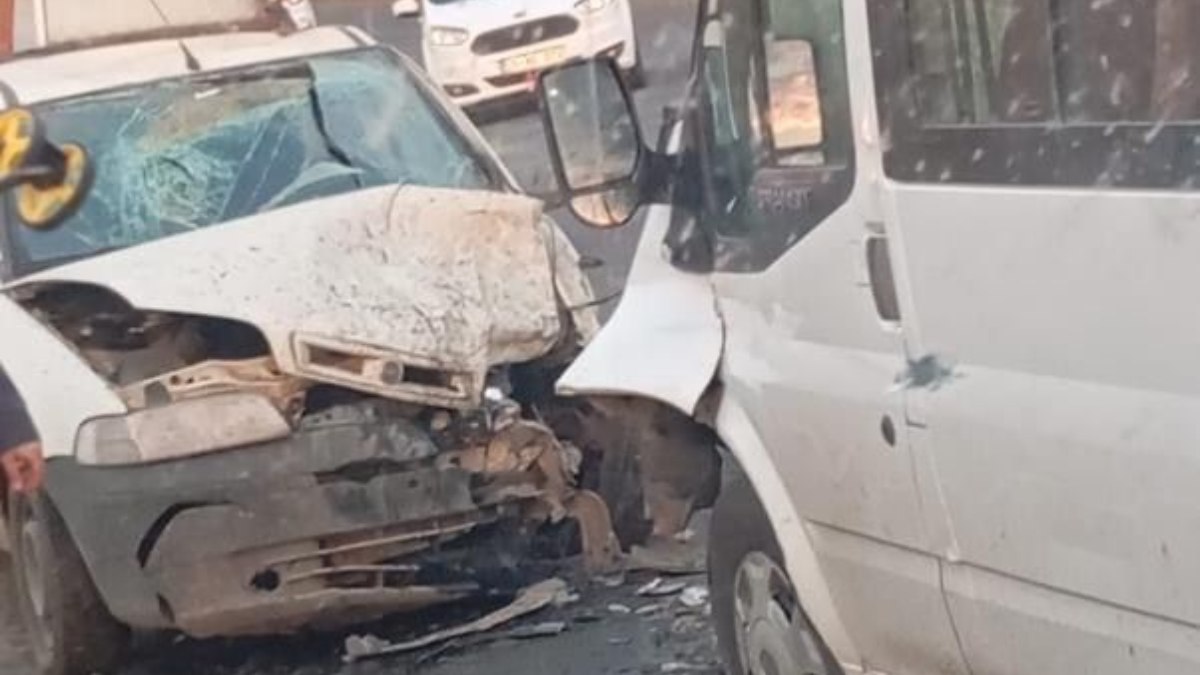 Erzurum’da faciadan dönüldü! Kamyonet ile öğrenci servisi çarpıştı