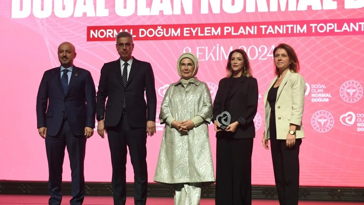 Türkiye ortalamasının altında sezaryen doğuma Emine Erdoğan’dan plaket
