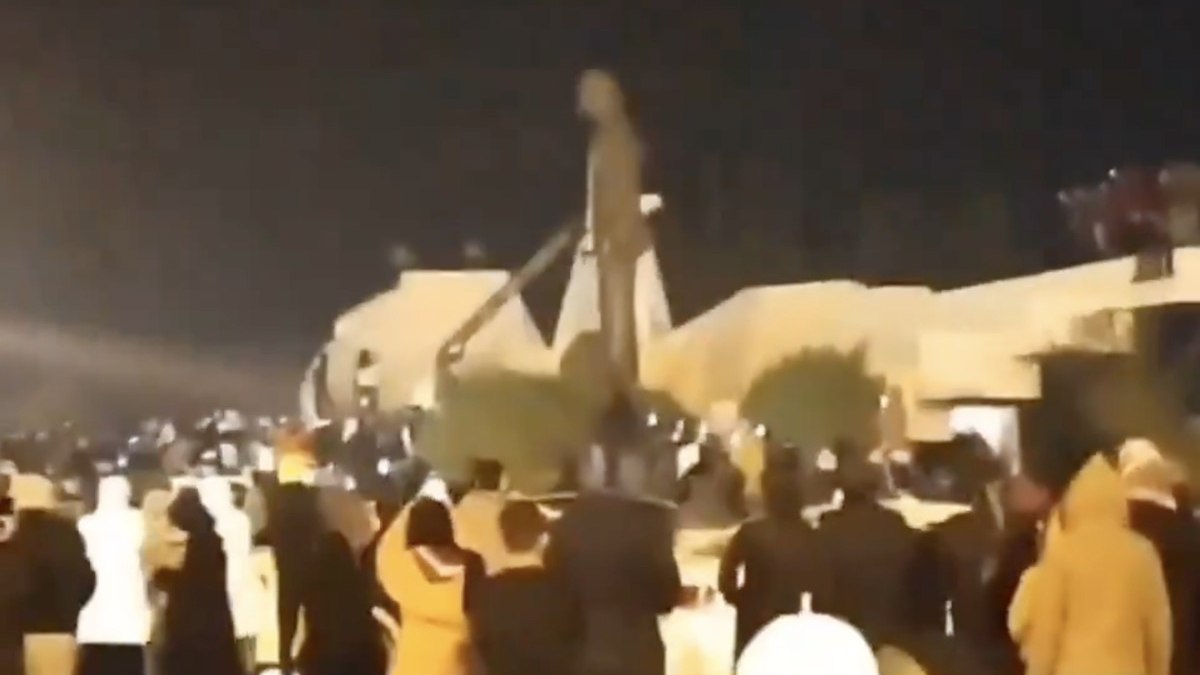 Muhaliflerin ele geçirdiği Dera’da Hafız Esad heykeli yıkıldı