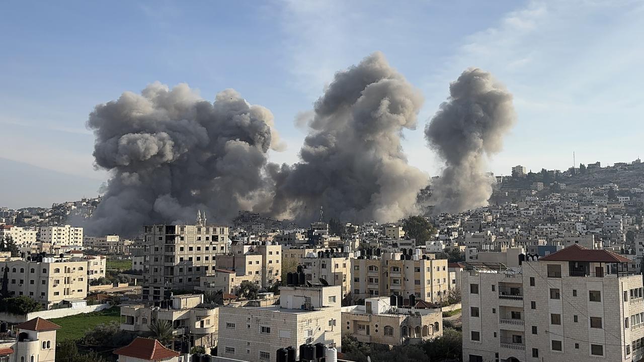 Gazze’de ateşkesin ardından katil İsrail, Batı Şeria’da saldırılarını artırdı